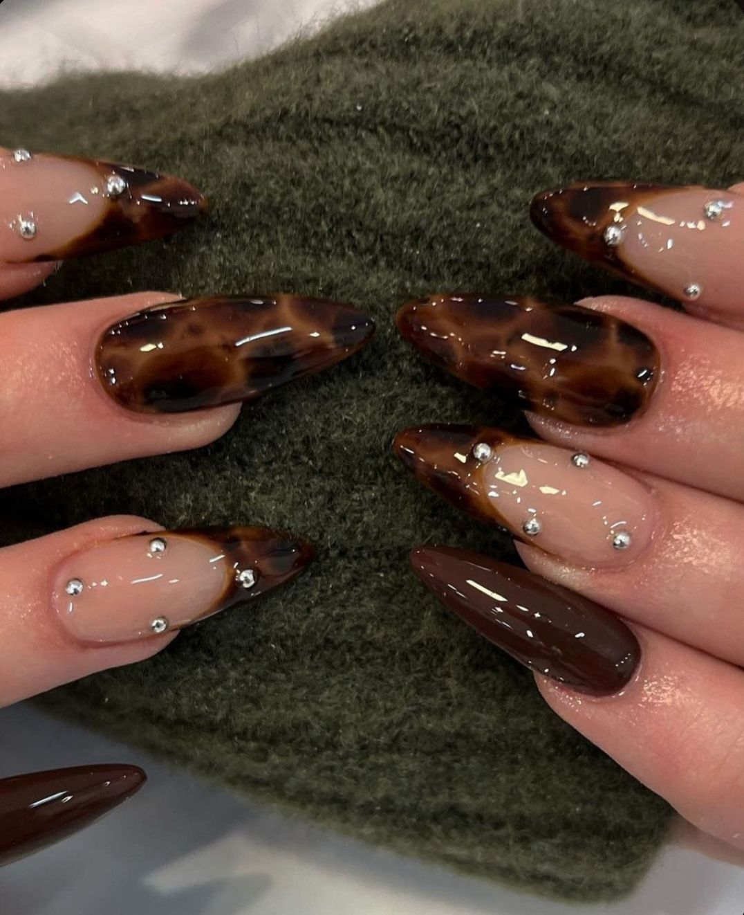 Bruine tortoise nagels met steentjes