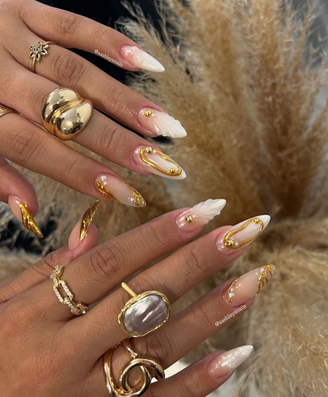 Elegante nagels met gouden accenten